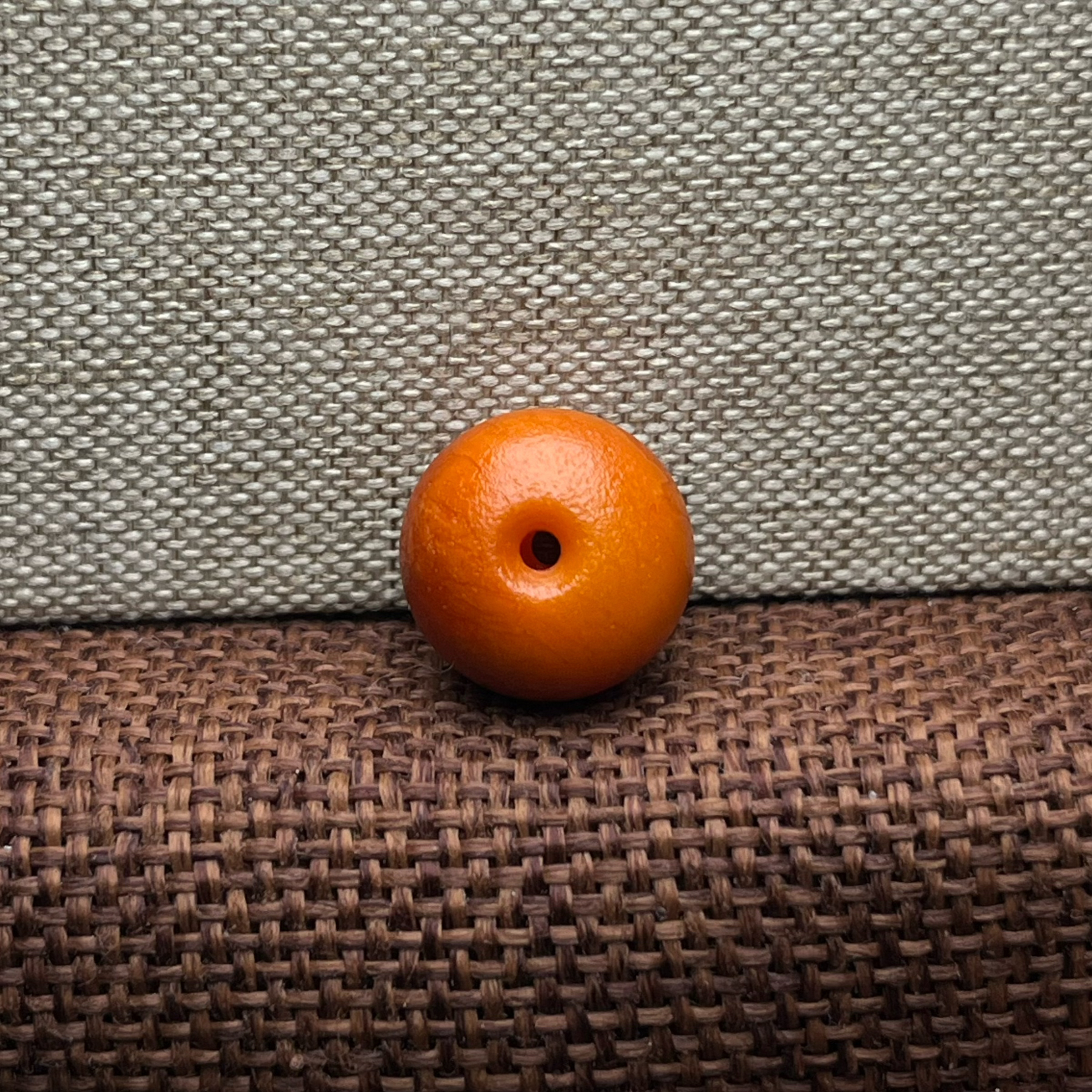 编号11.19橘皮老蜜蜡桶珠老蜜蜡鼓珠顶珠1.87克尺寸14.5×13.4毫米