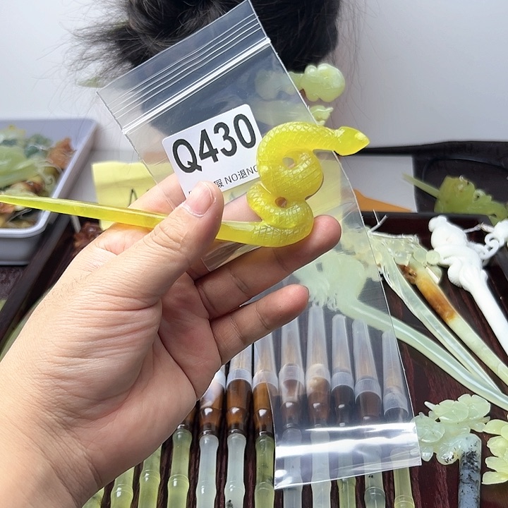 蛇纹石玉发饰合金爱****志