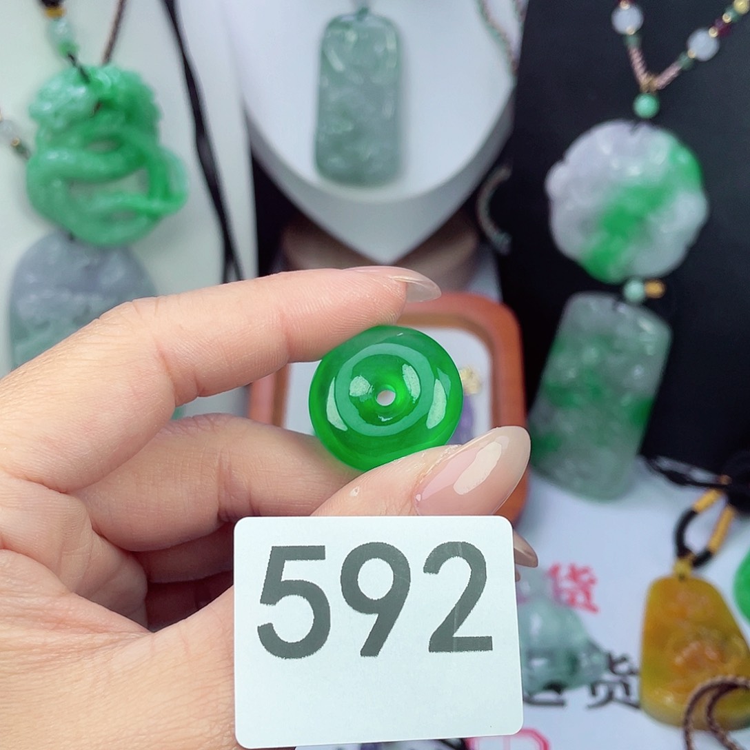 翡翠未镶嵌吊坠(赠链)