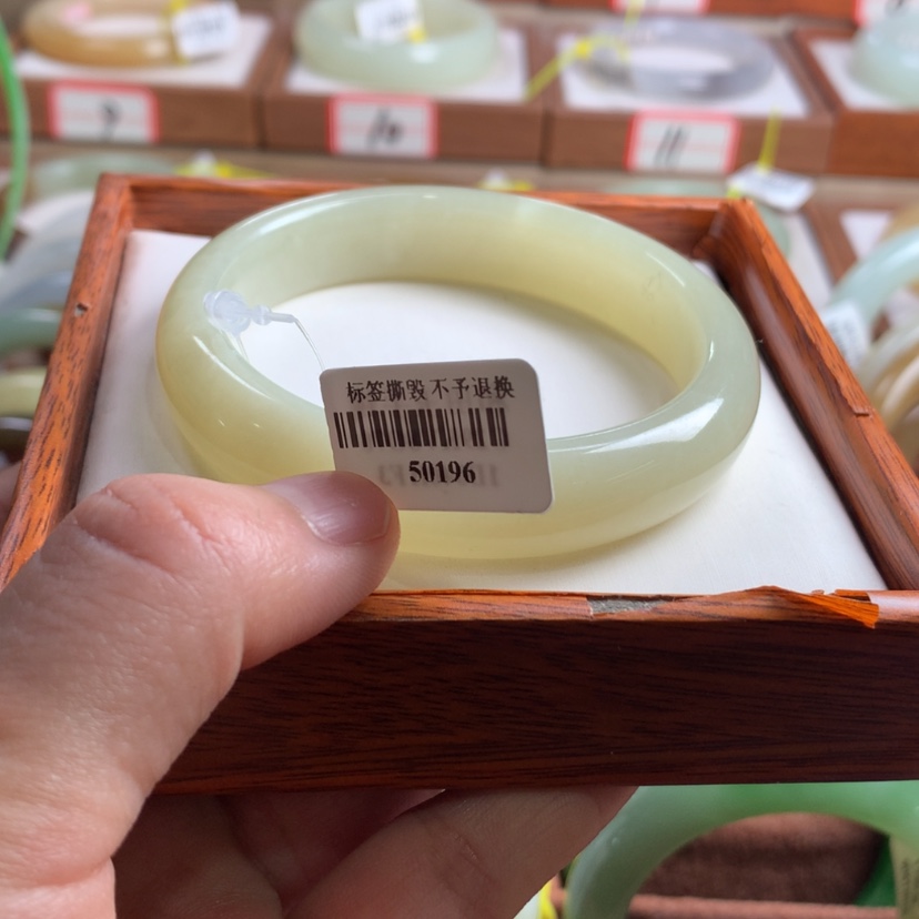 【闪购商品】和田玉手镯未镶嵌57