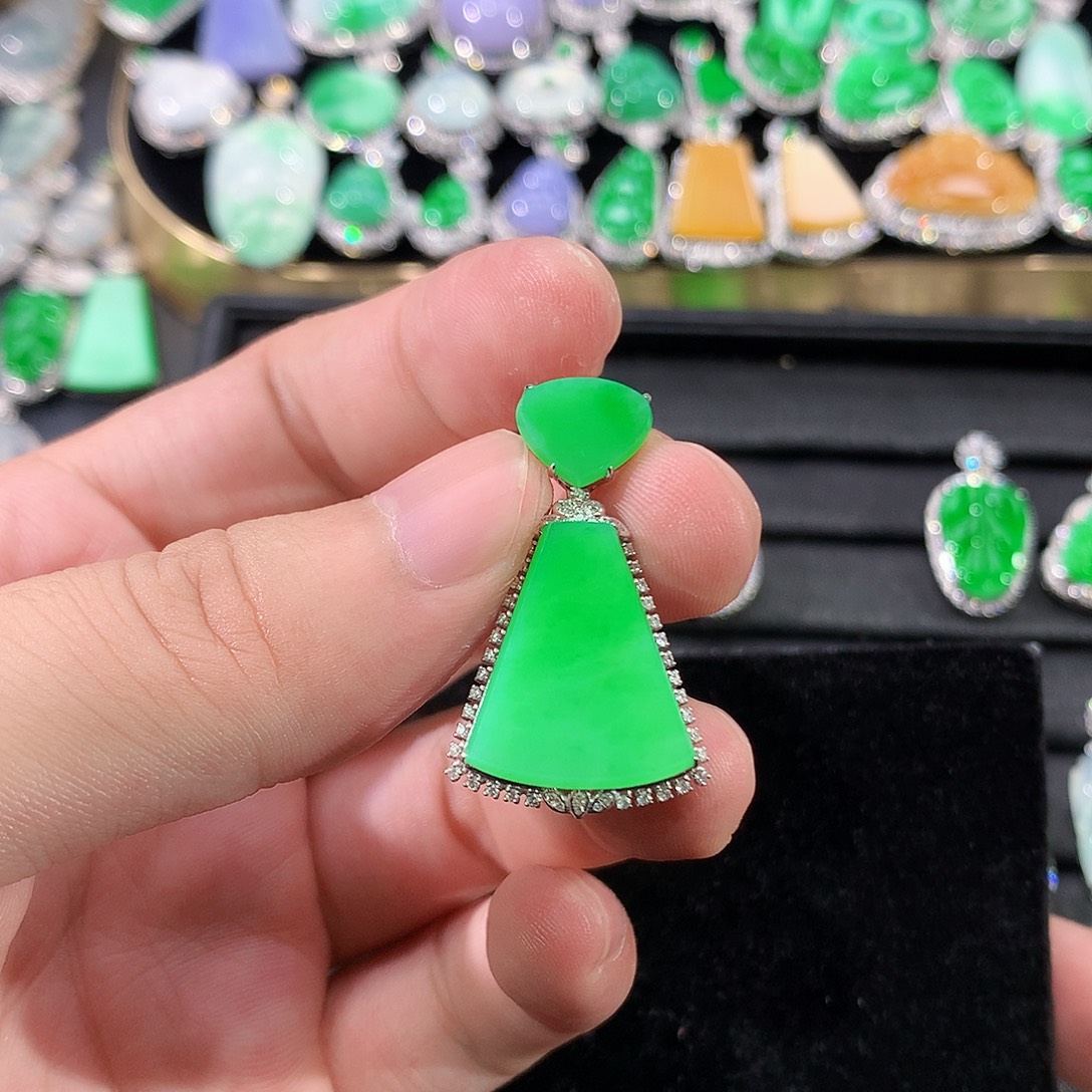 翡翠18K金镶嵌颈饰