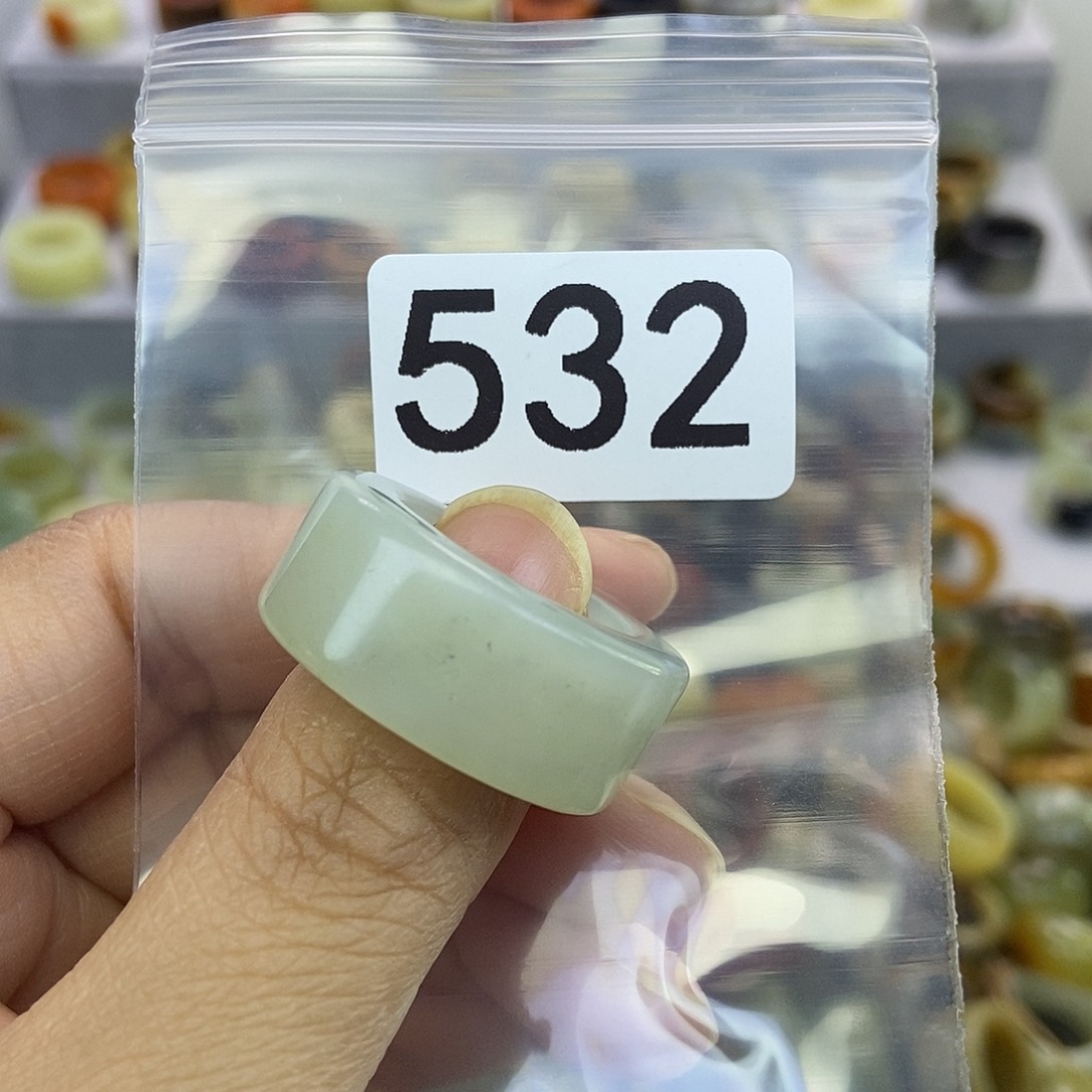 阿***举蛇纹石玉未镶嵌戒指