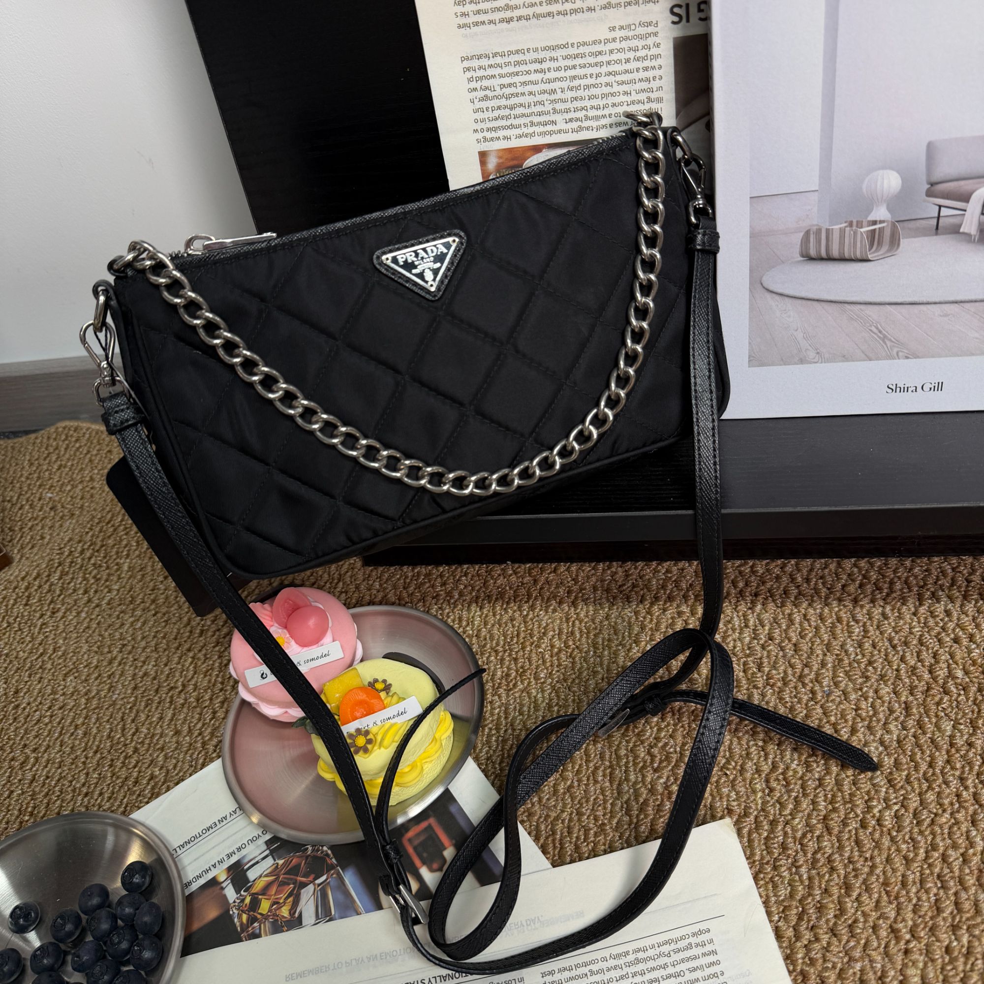 99新 Prada/普拉达 菱格纹黑银皮穿链斜跨包 TH828