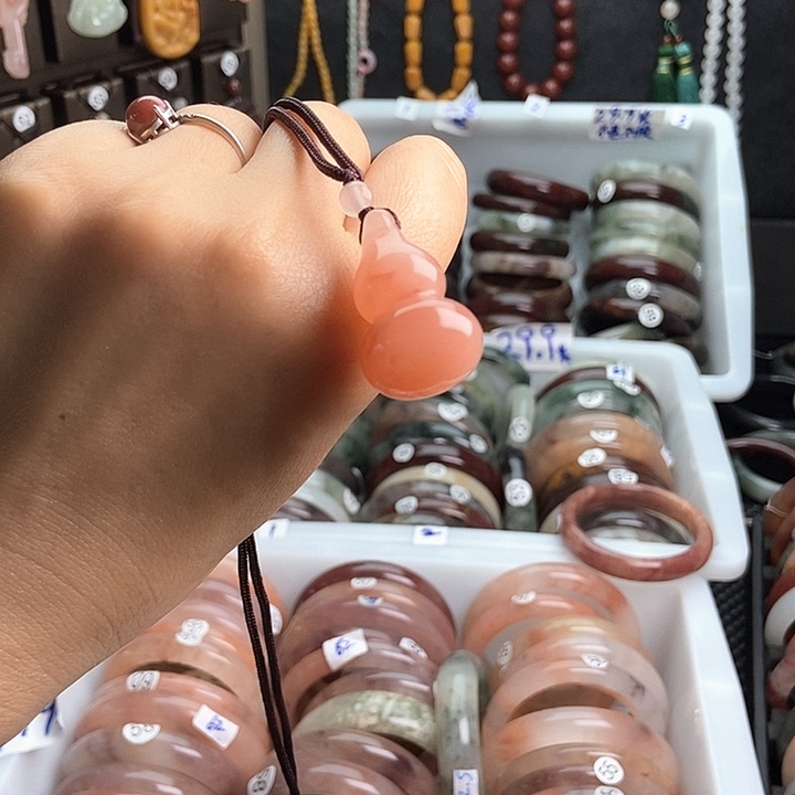 石英质玉未镶嵌颈饰