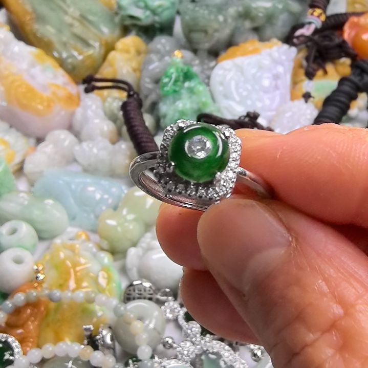 翡翠颈饰未镶嵌戒指