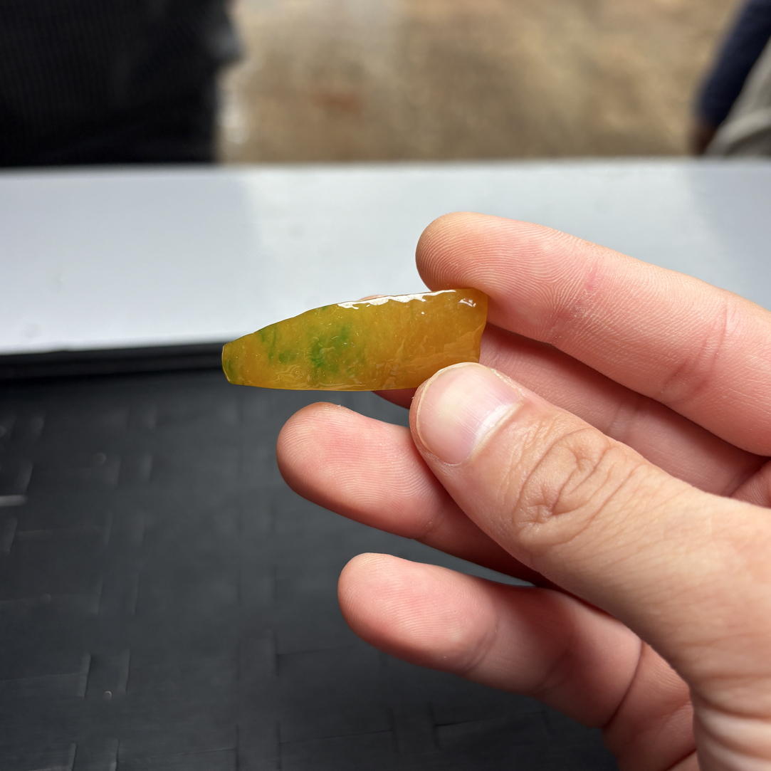 天然a货翡翠，黄加绿随形材料