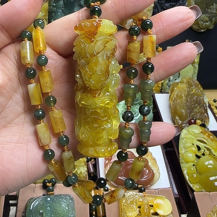 蛇纹石玉未镶嵌颈饰