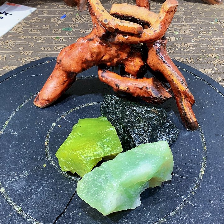 未镶嵌蛇纹石玉珠宝奇石