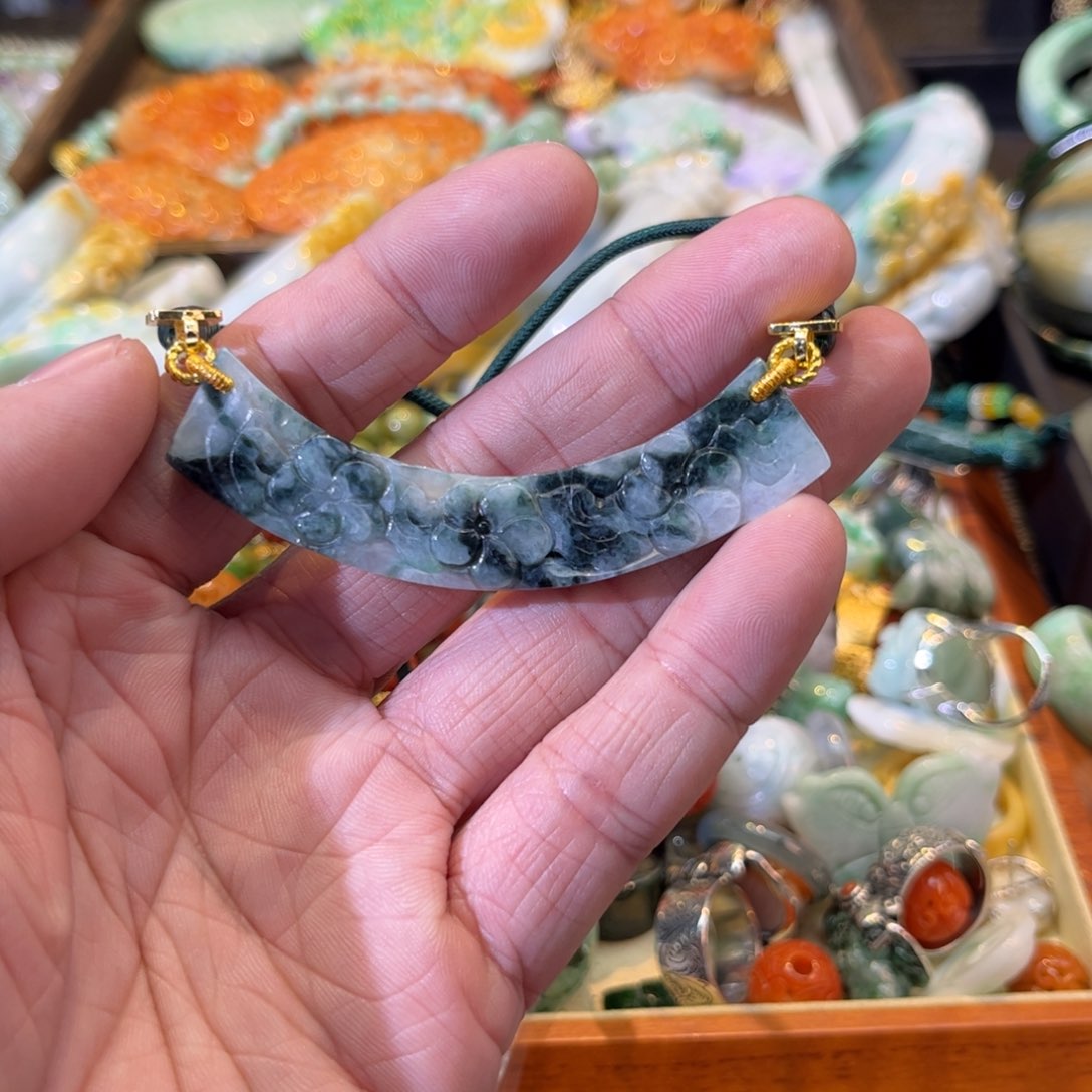 翡翠颈饰未镶嵌翡翠颈饰未镶嵌