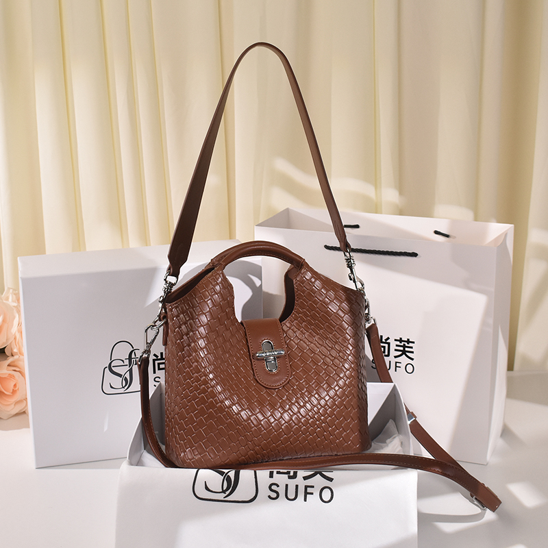 尚芙SUFO真皮棕色编织水桶包女25新款夏轻奢高级感小众斜挎菜篮包