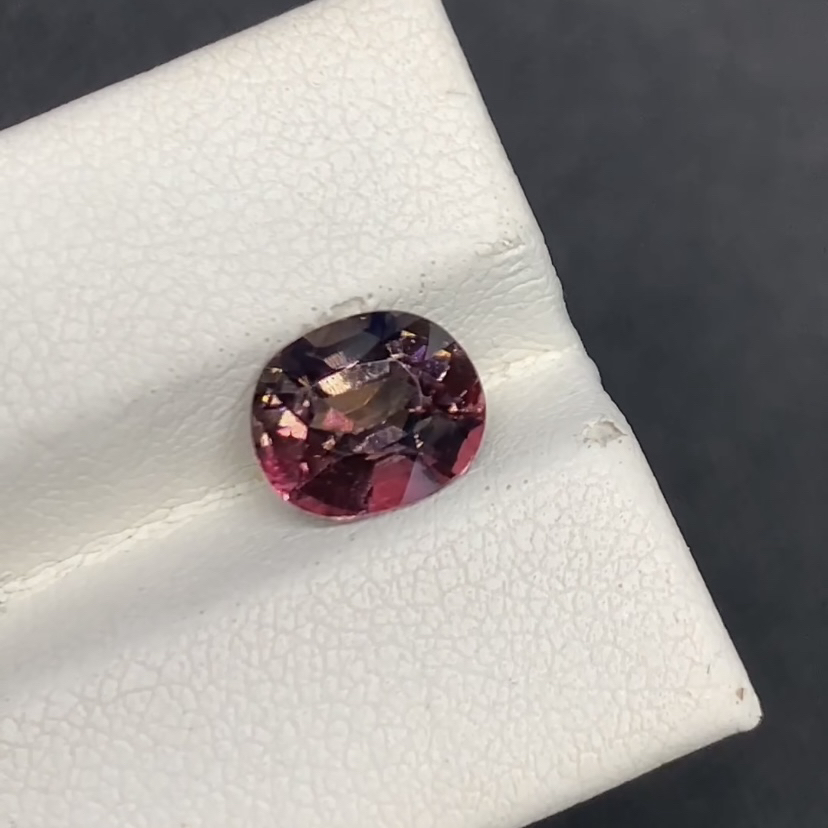 天然巴西双色碧玺 2.35ct 猩红暗黑美学 稀有奇异色 尺寸7.3×8.7