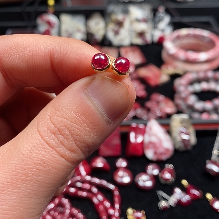 天然辰砂天然朱砂耳钉一副