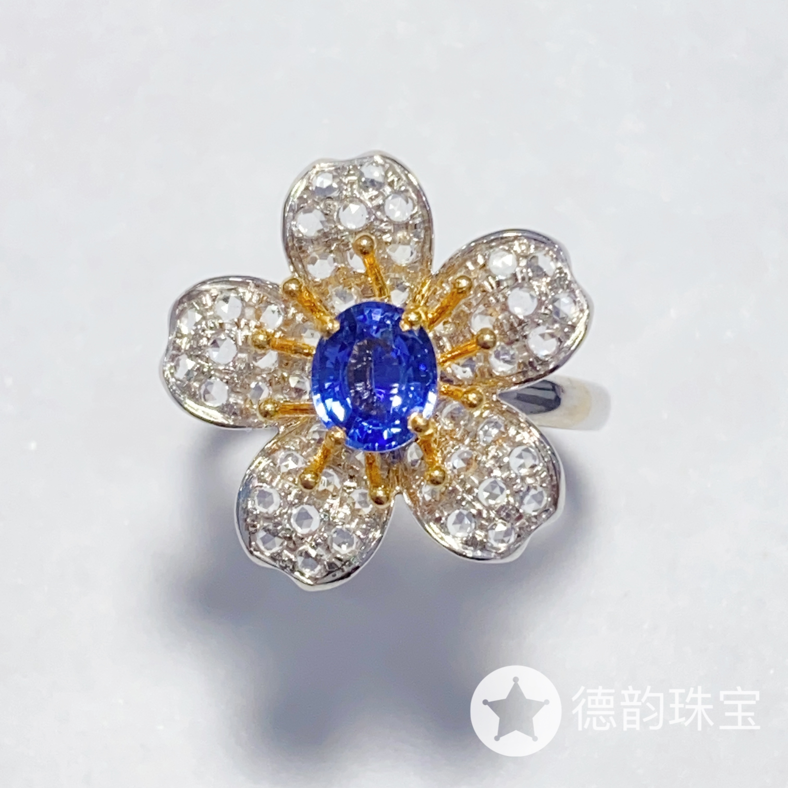 18K金镶嵌蓝宝石戒指