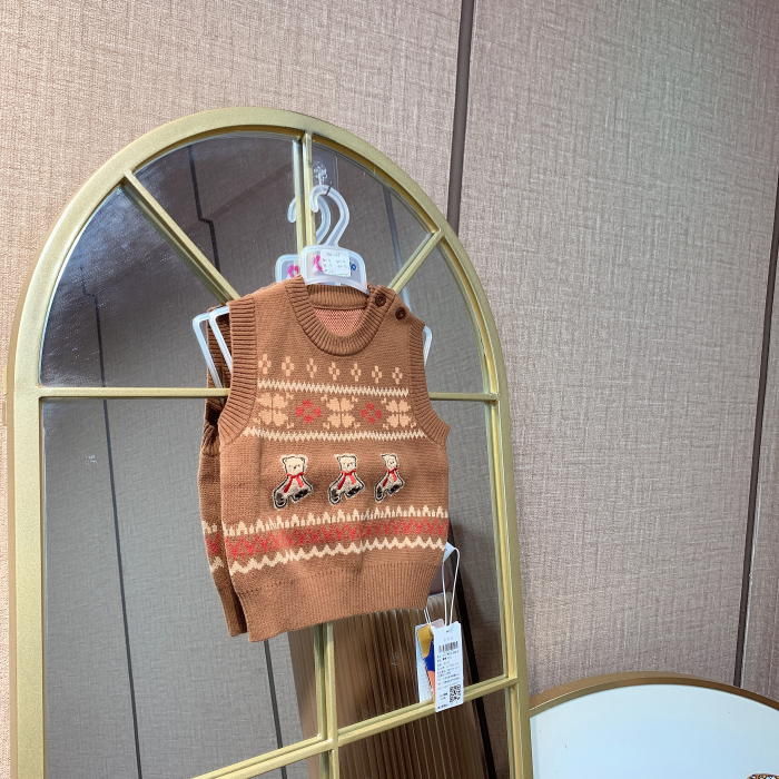 AW033   宝宝咖色拼接针织马甲