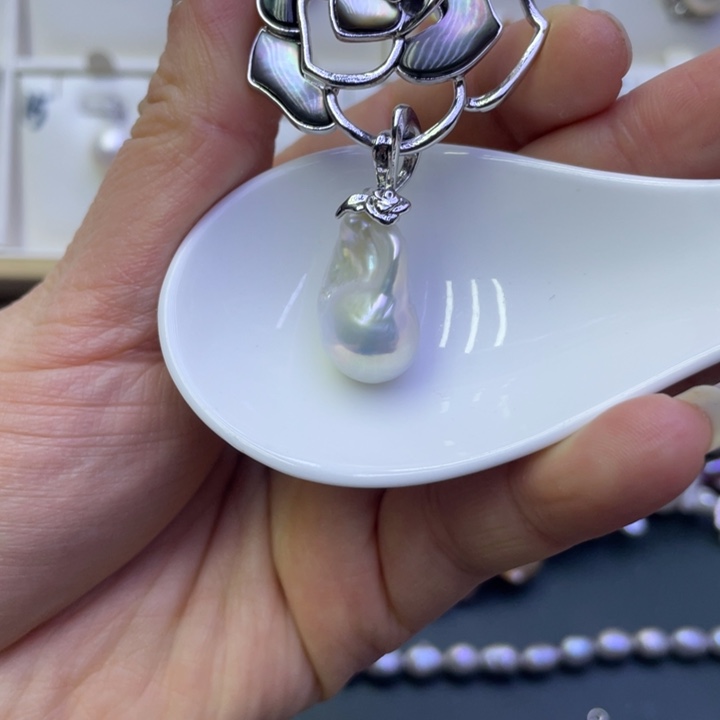 淡水珍珠胸饰合金