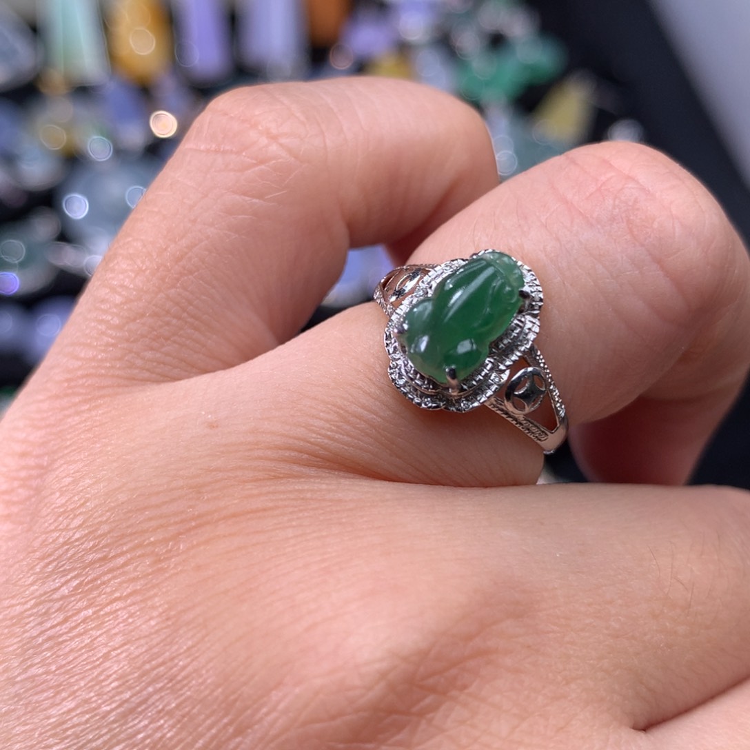 18K金镶嵌戒指翡翠貔貅戒指