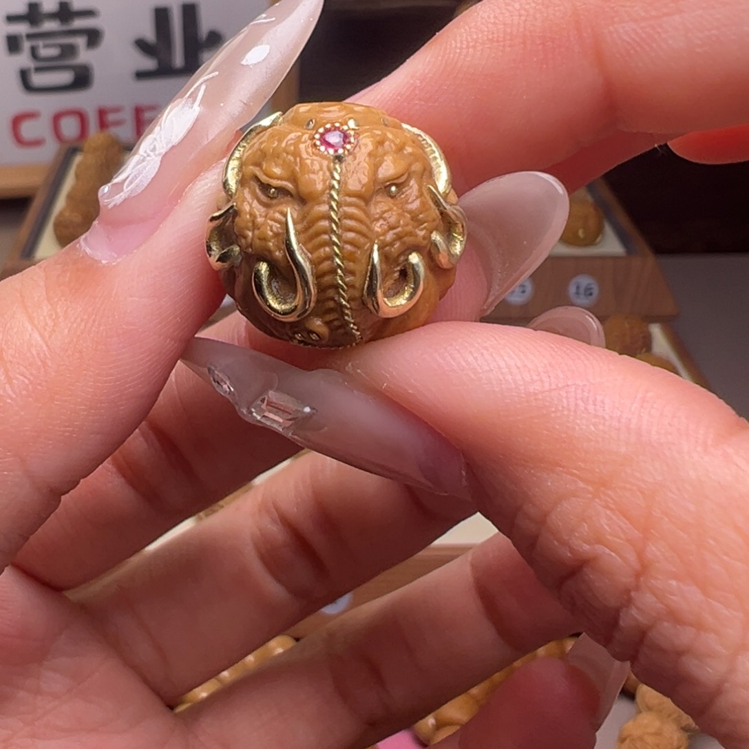 文玩核桃把件镶嵌款象神18左右尺寸有正常封口线