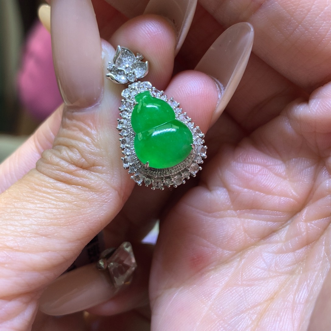 颈饰18K金镶嵌翡翠