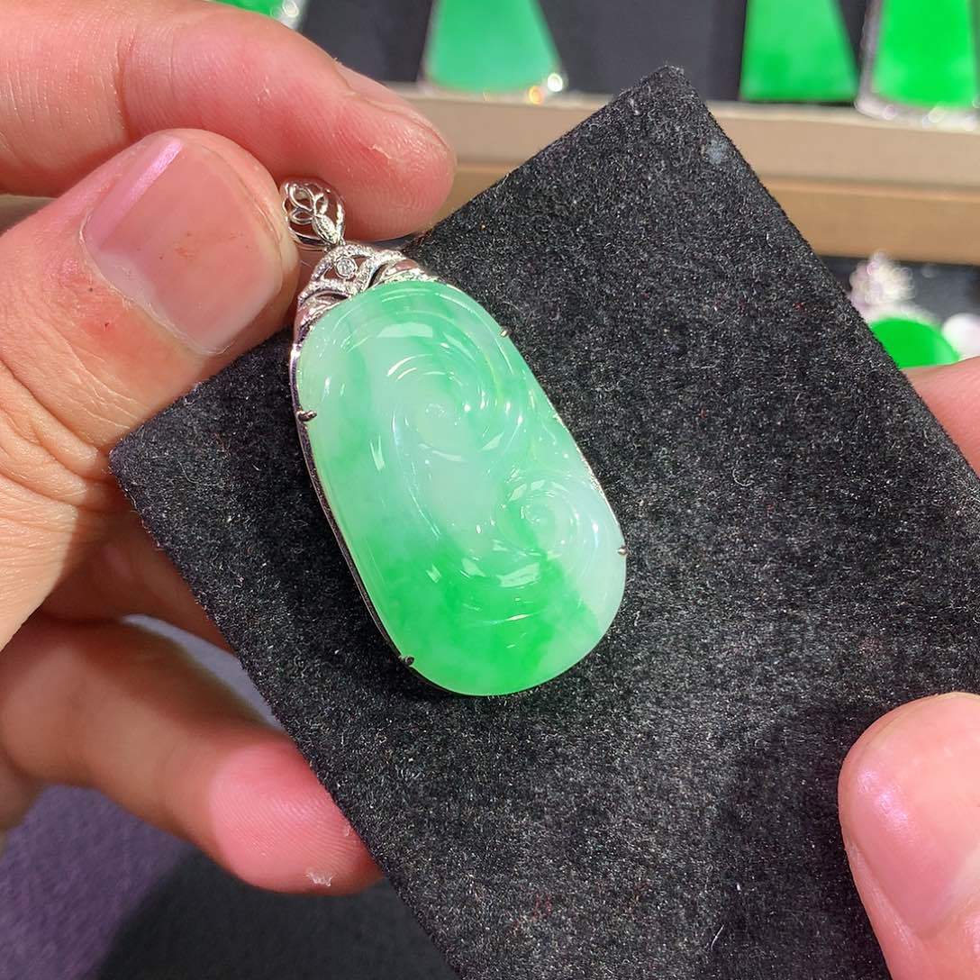 翡翠吊坠(赠链)18K金镶嵌