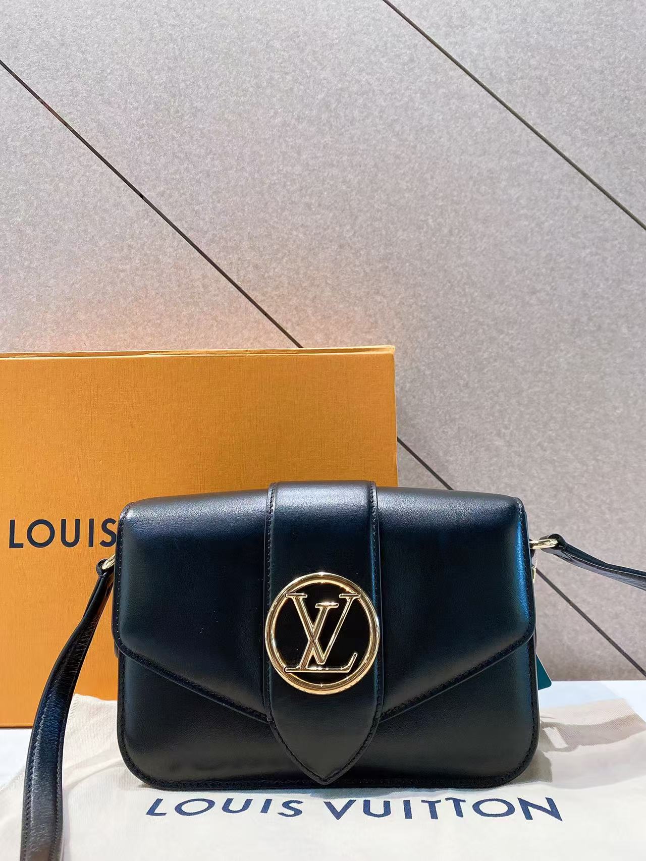 99新 LV 帝爵奢品/99新/LV/黑色全皮斜跨芯片单肩包