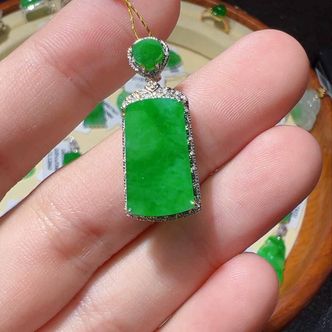 翡翠挂件18K金镶嵌翡翠