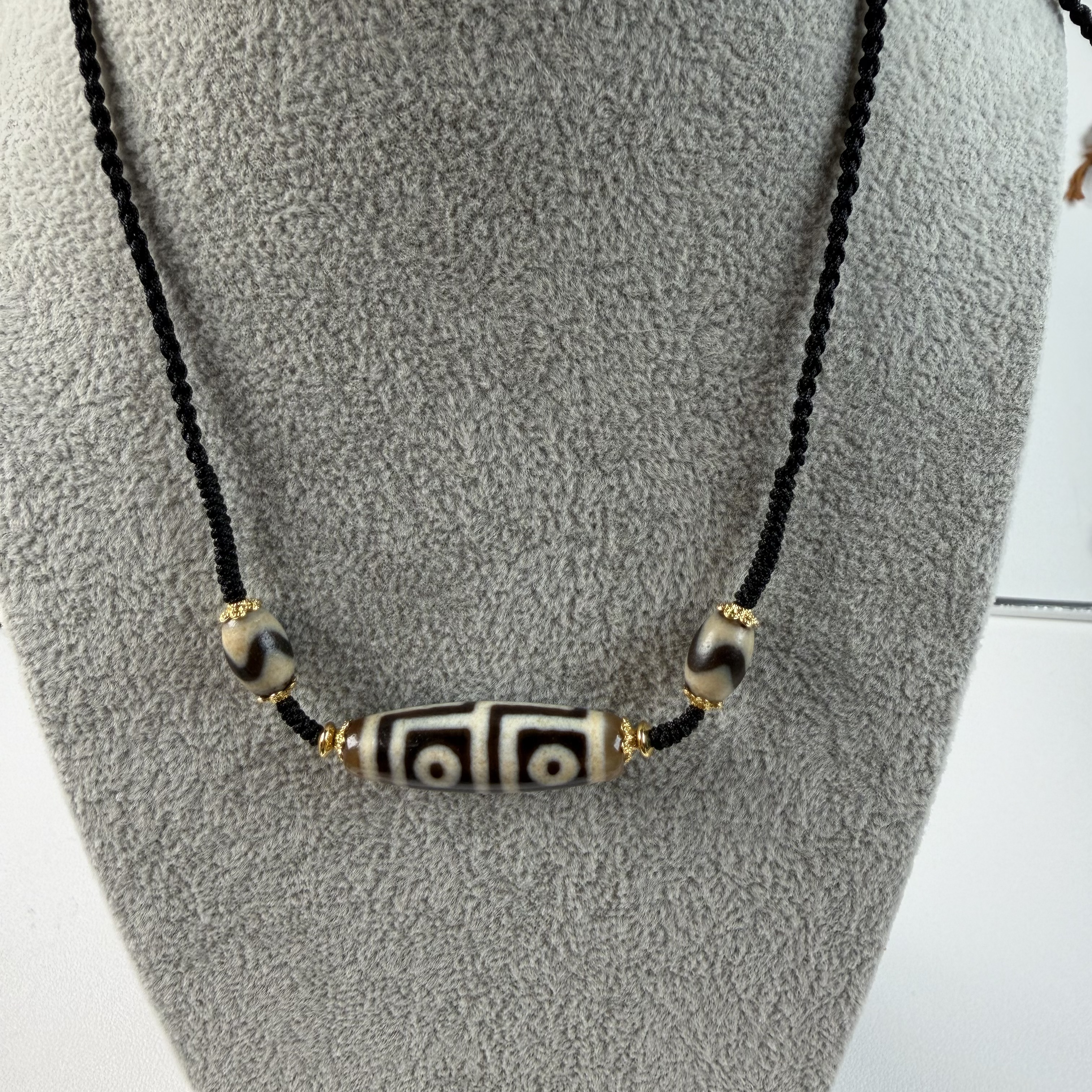 天然玛瑙牙黄钙化高油高亮细糯地门四眼颈链