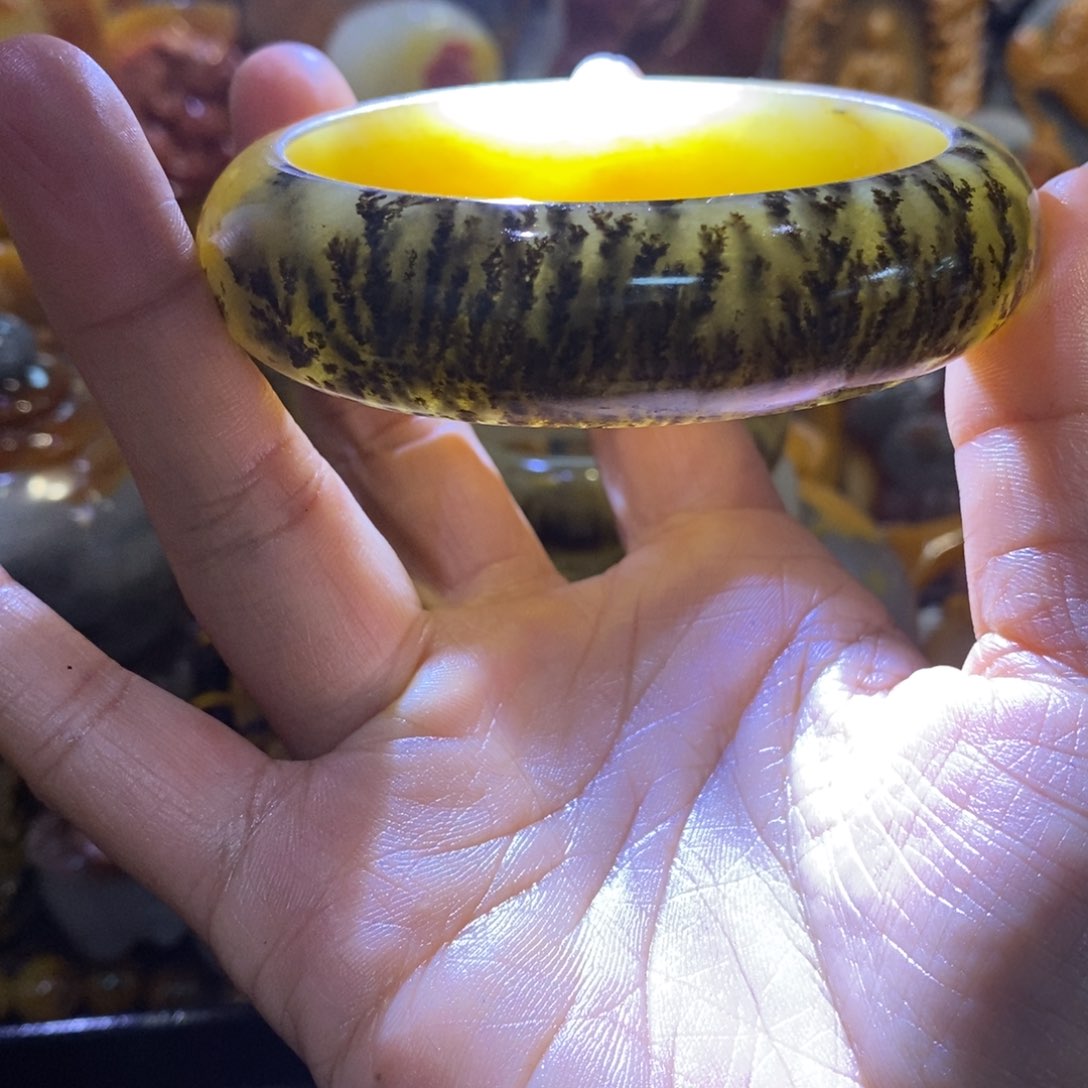 未镶嵌石英质玉（黄龙玉）颈饰