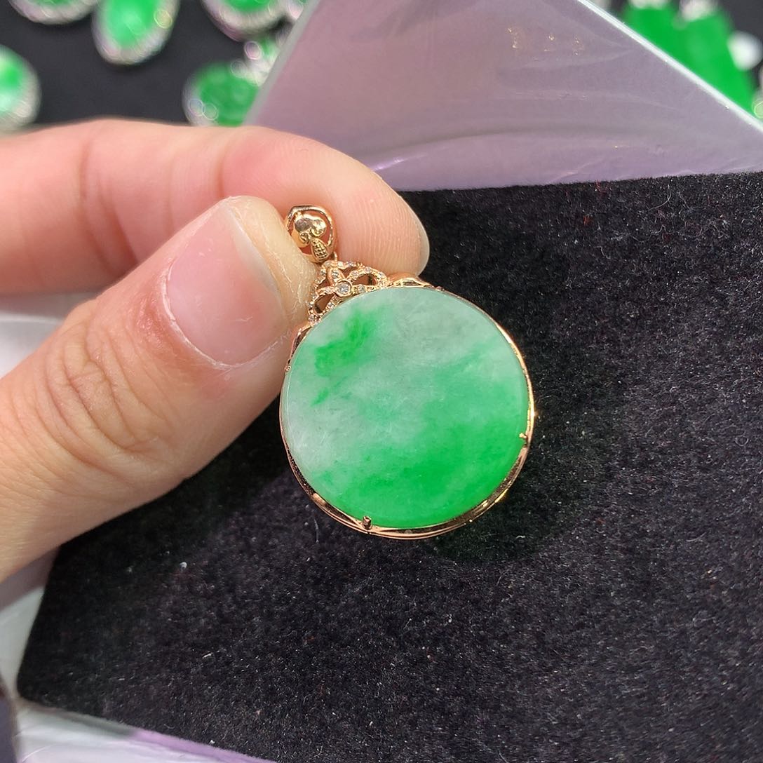 翡翠吊坠(赠链)18K金镶嵌