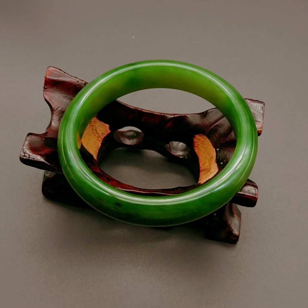 【新疆直发】和田玉七号矿坑碧玉红皮老料手镯苏工精雕54.5mm