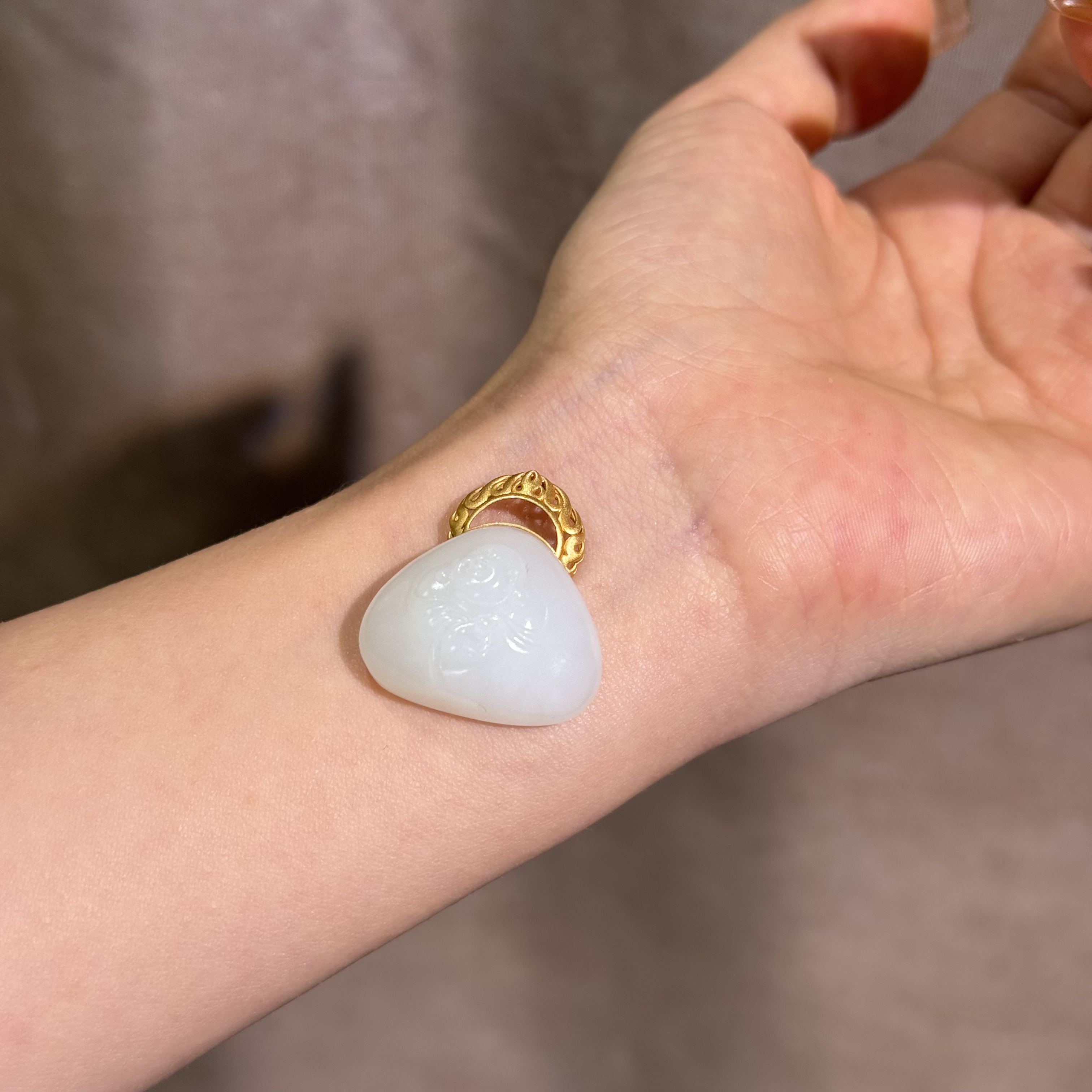 18k金镶嵌和田玉白玉抱抱佛气质精美轻奢时尚28*25*11