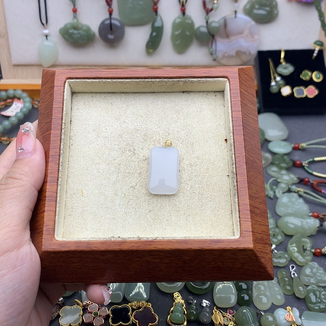 和田玉吊坠(不含链)18K金镶嵌