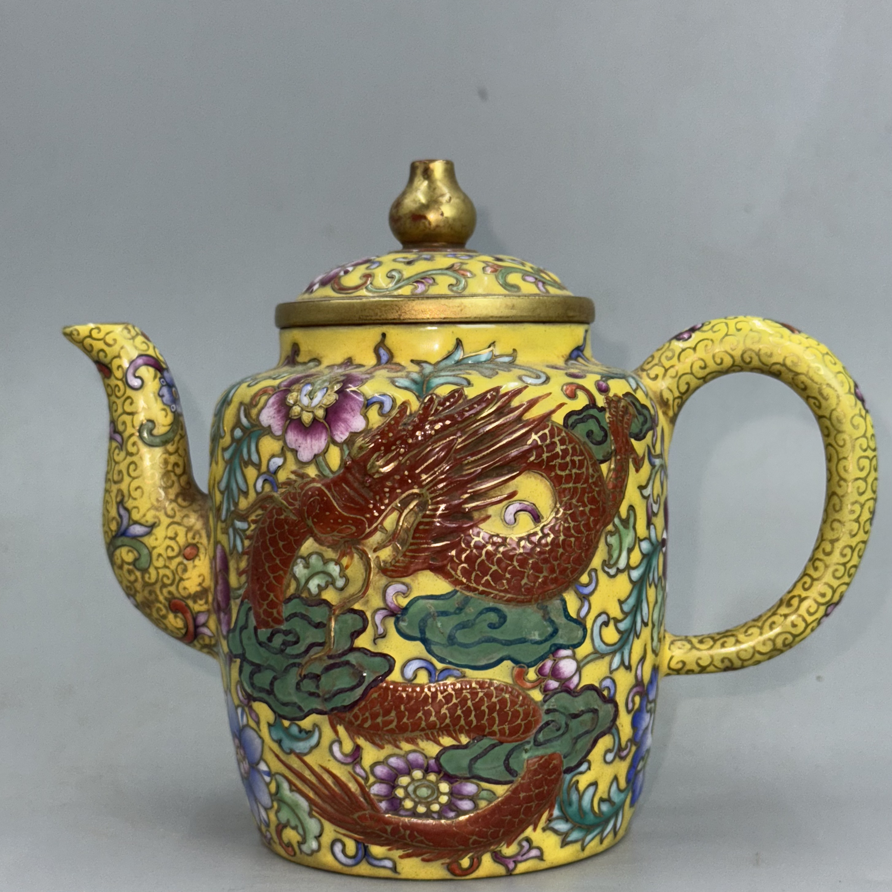 珐琅彩高浮雕龙纹紫砂茶壶