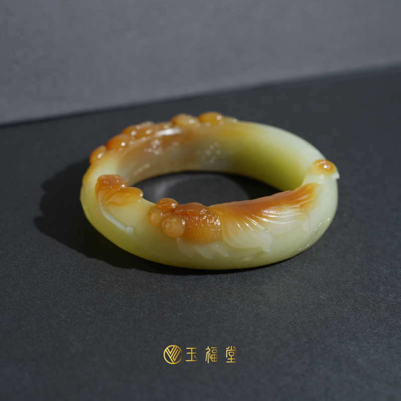 玉福堂 | 新疆和田玉且末糖青白玉手镯 | 俏色巧雕金鱼镯子56mm