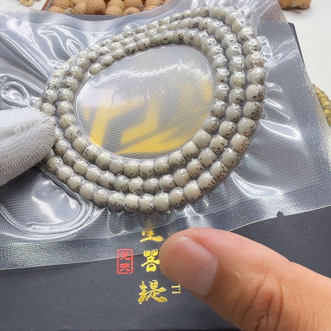 吊坠星月菩提27梵天糯冰绿背河豚6左右108