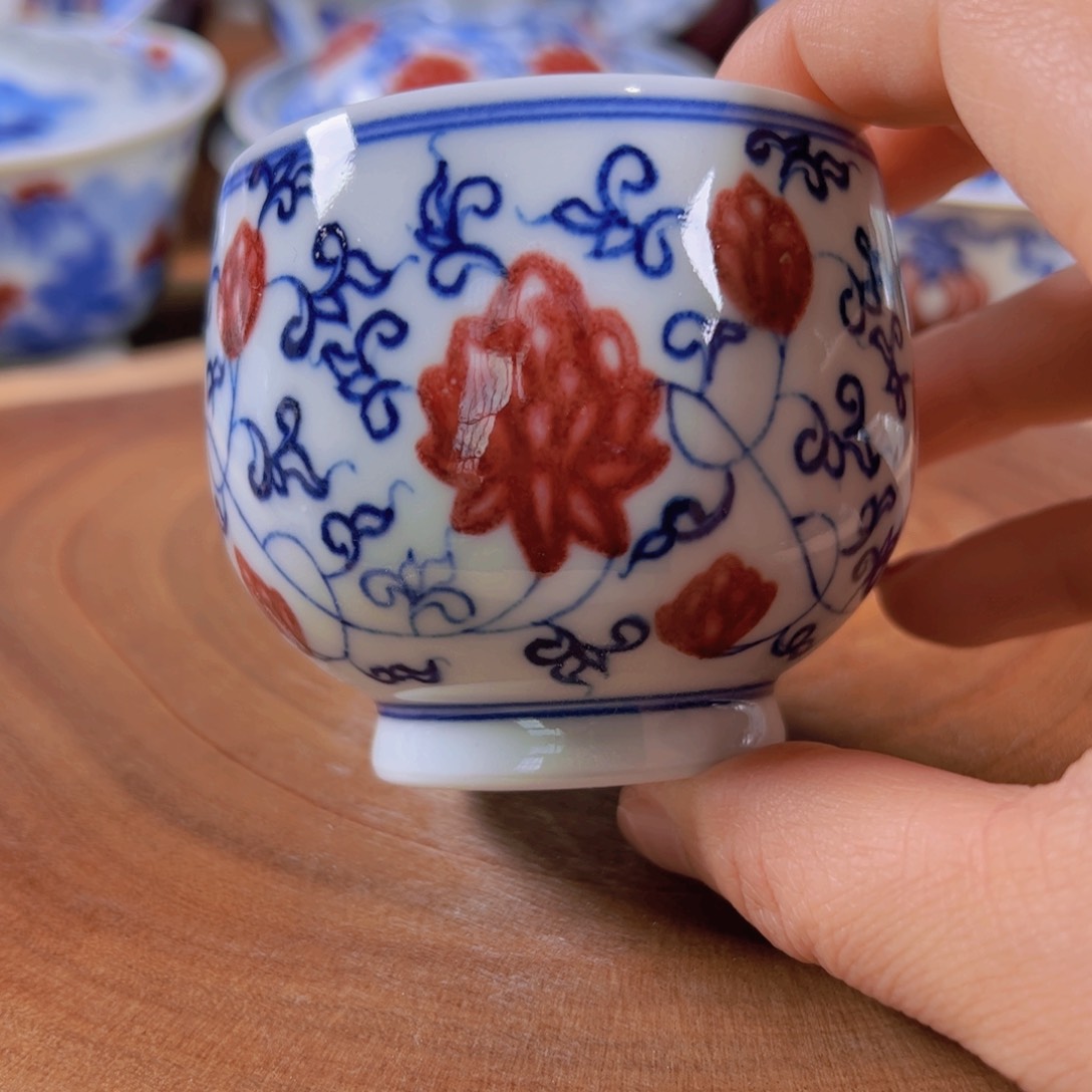 青花釉里红缠枝莲主人杯