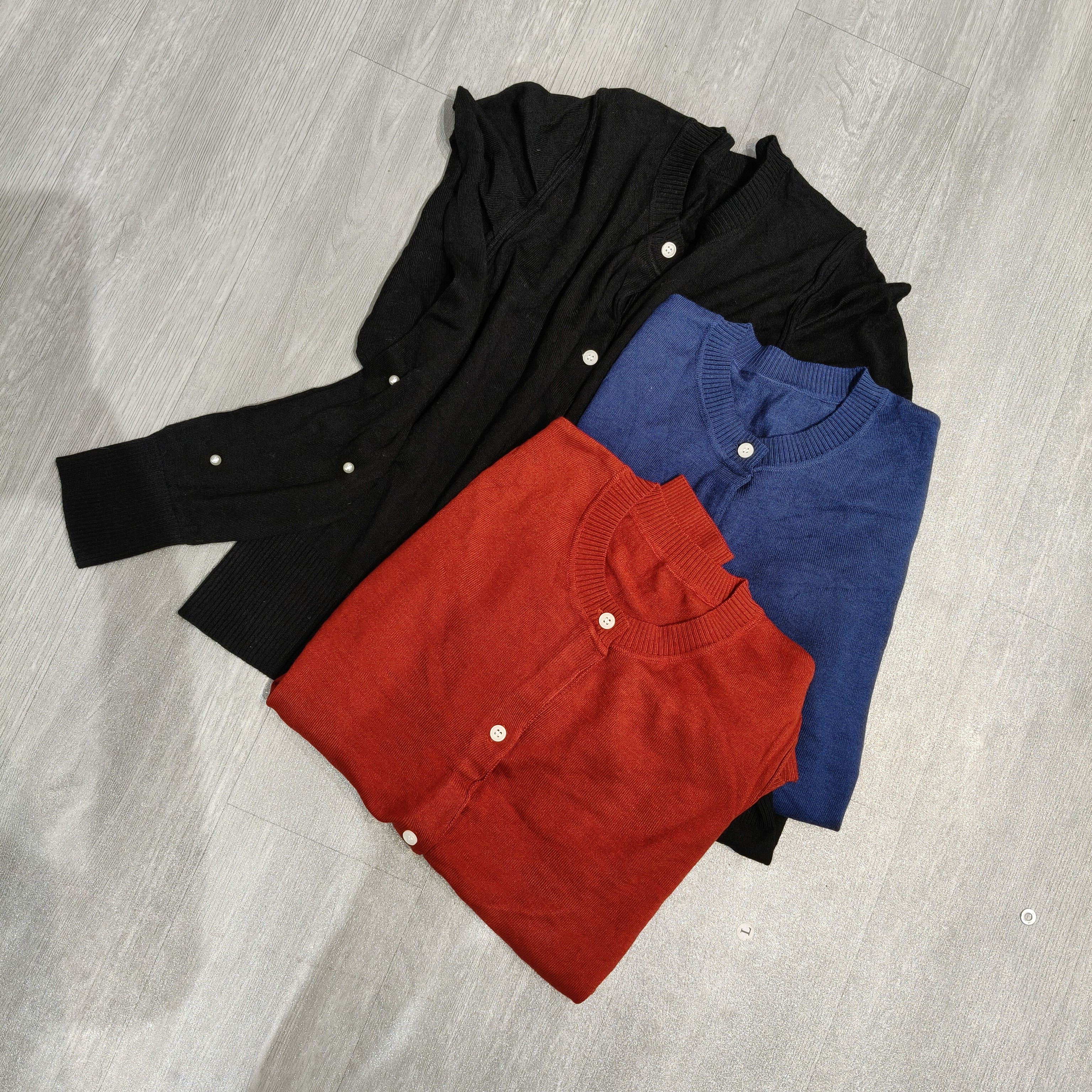 圆领纯色袖上带珍珠毛针织开衫-果梓873