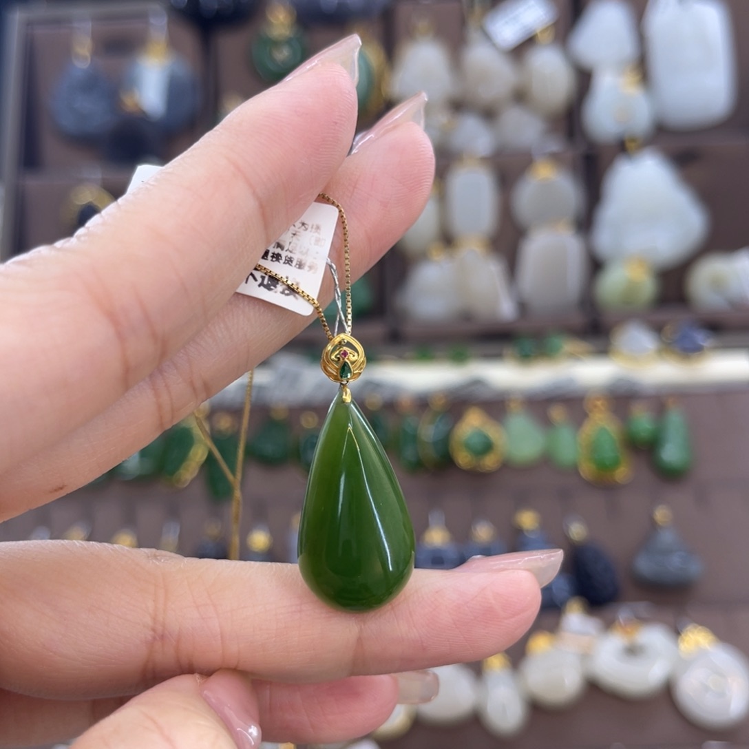 和田玉吊坠18K金镶嵌