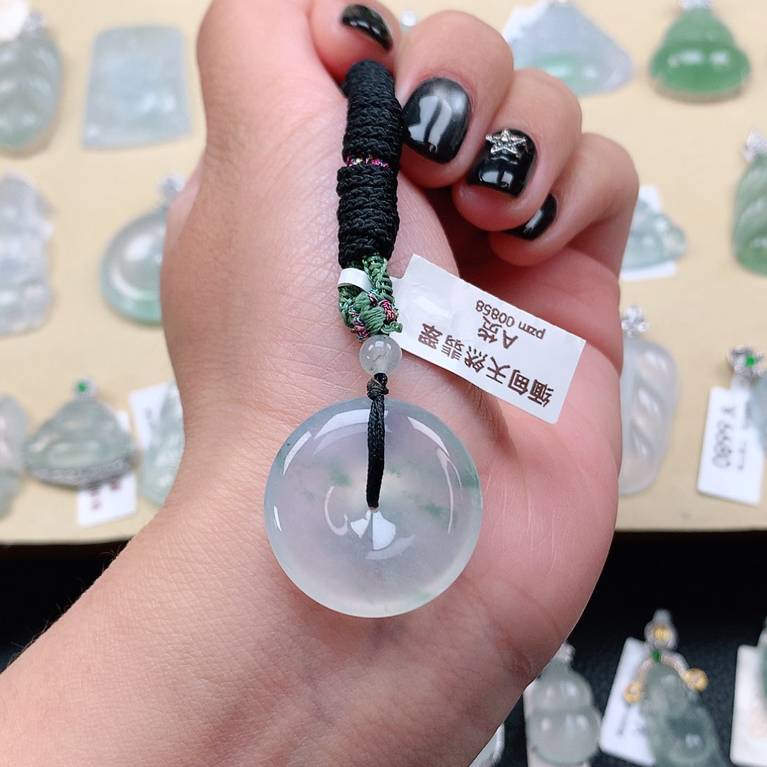 翡翠颈饰未镶嵌平安扣