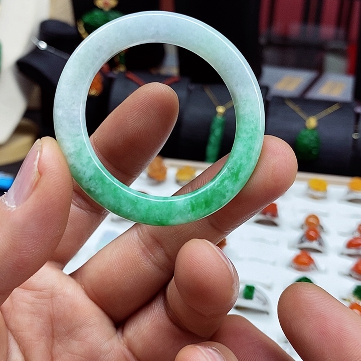 翡翠颈饰未镶嵌吊坠