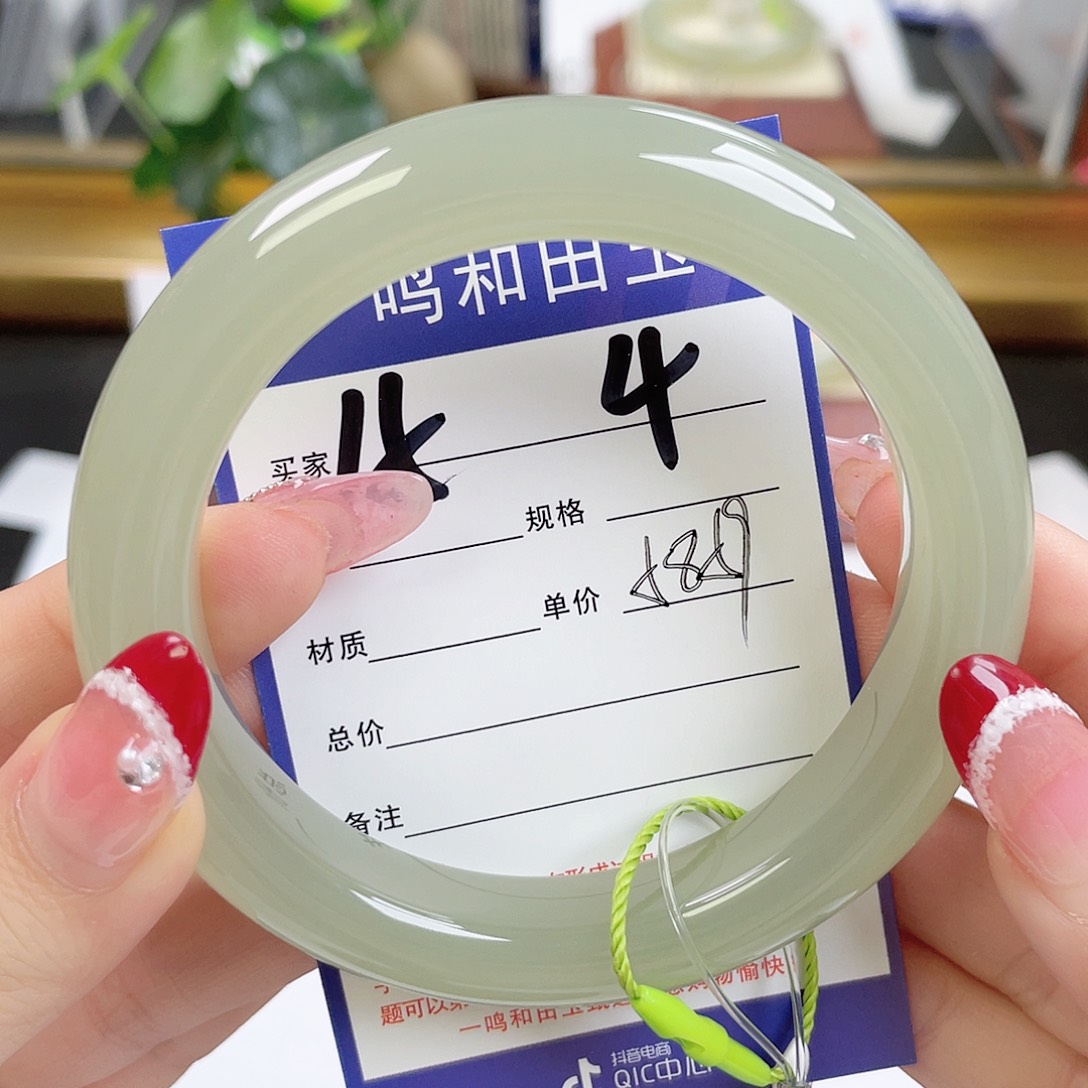 和田玉手镯未镶嵌奔****?