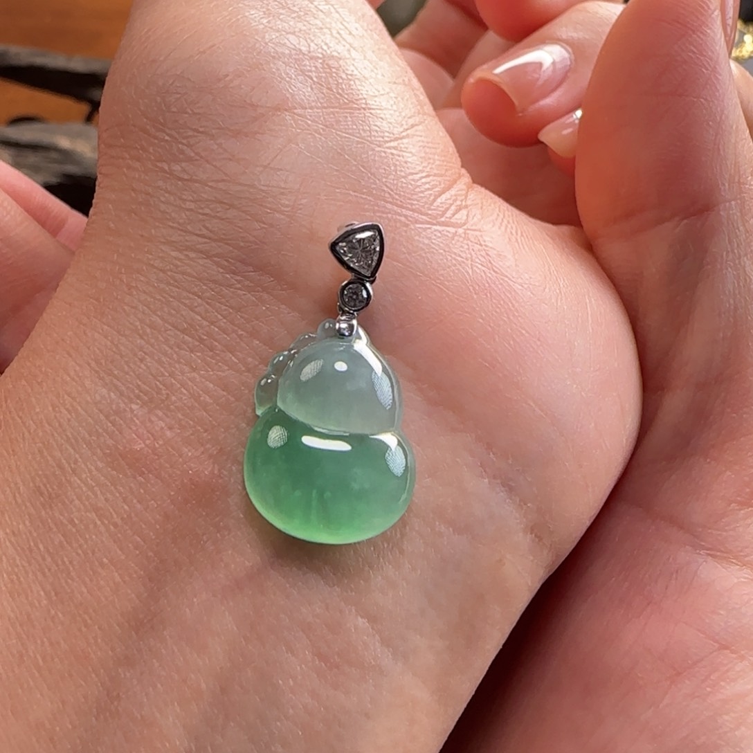 翡翠18K金镶嵌颈饰葫芦裸高17厚度4.6