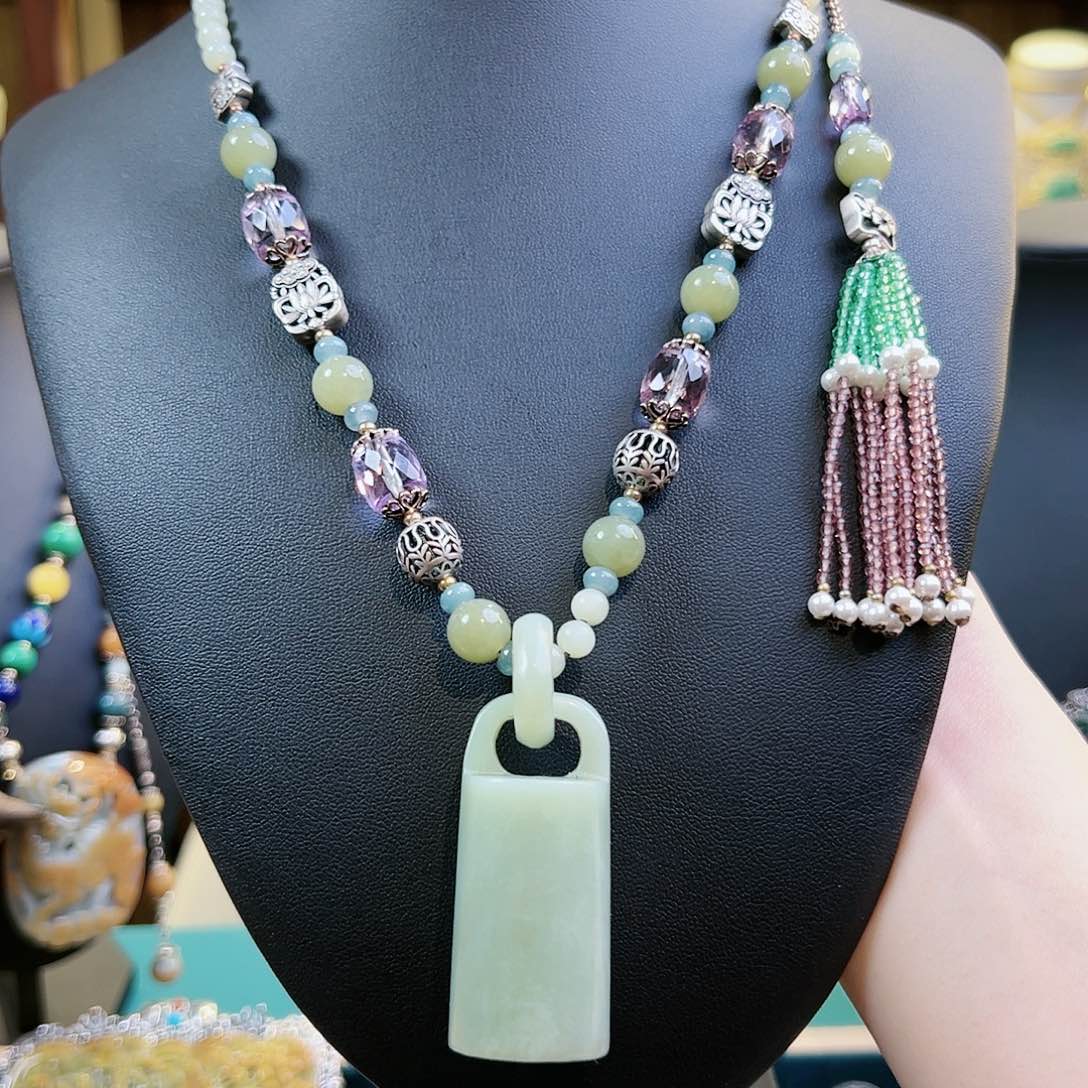 和田玉未镶嵌颈饰，