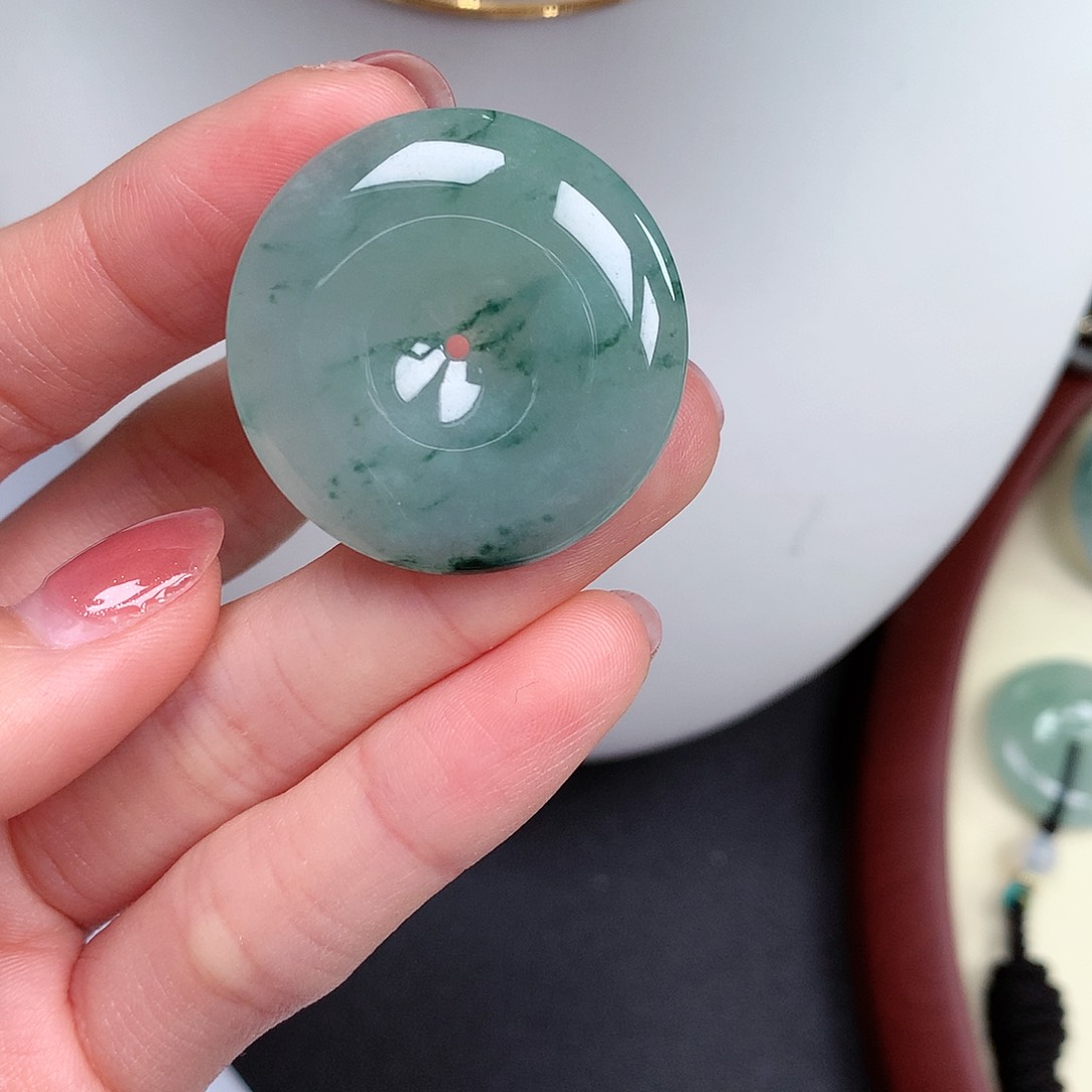 翡翠颈饰未镶嵌平安扣