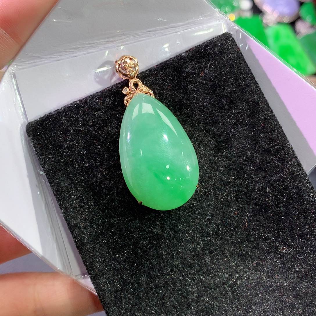 翡翠吊坠(赠链)18K金镶嵌奶****叫