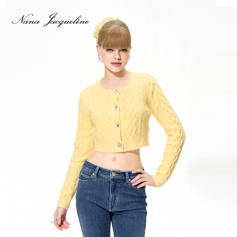 NanaJacqueline2025春季欧若风活力嫩色钻扣绞花长袖针织衫开衫女