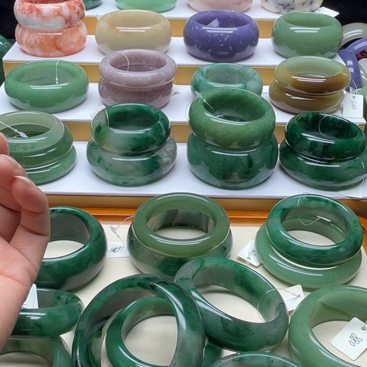 艾***特石英质玉（非洲翠）未镶嵌手镯