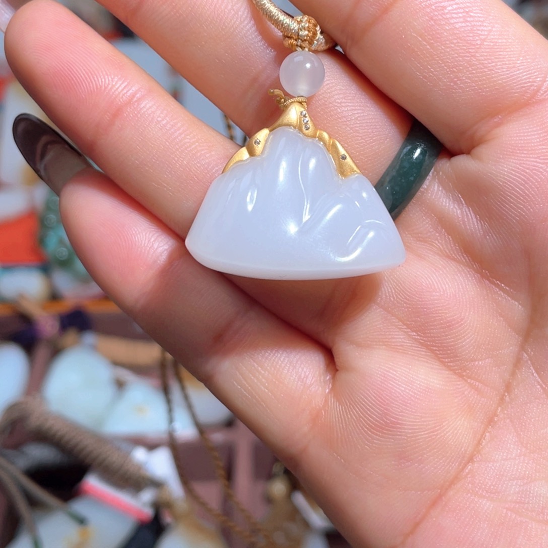 18K金镶嵌和田玉挂件