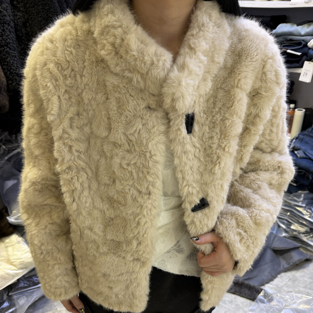 牛角扣冬季时尚百搭加厚立领短款显瘦毛毛外套单排扣