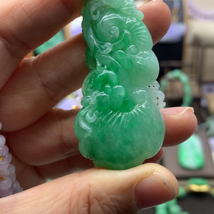 翡翠未镶嵌吊坠(赠链)