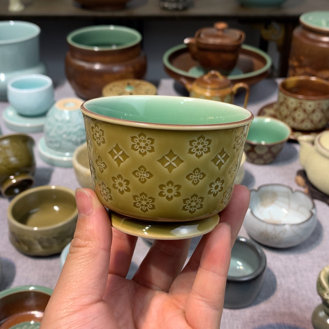龙泉青瓷宝相花容天杯